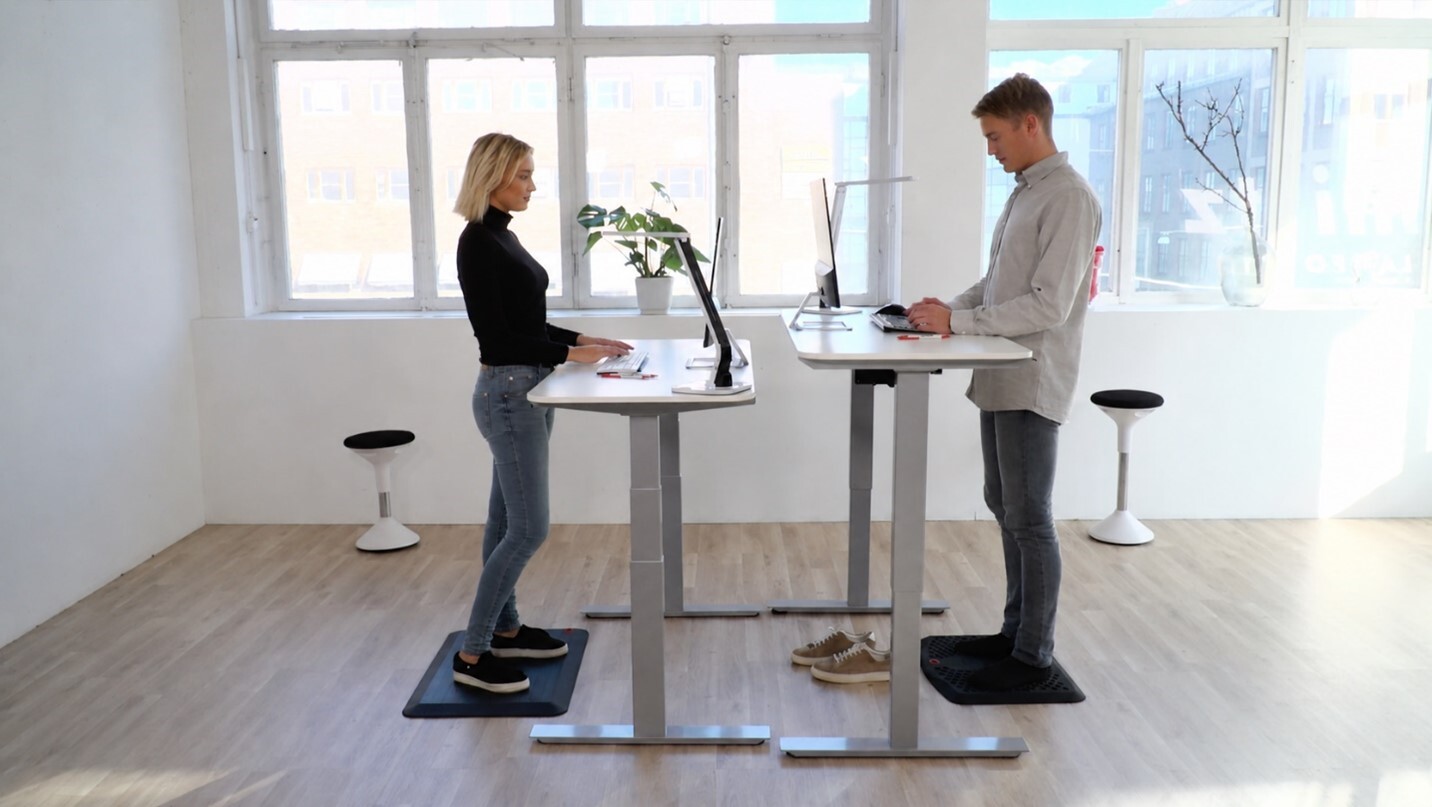 Hoe richt je een ergonomische werkplek voor lange mensen in?