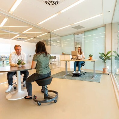 Welche ergonomische Sitzhocker eignen sich bei Rückenschmerzen?