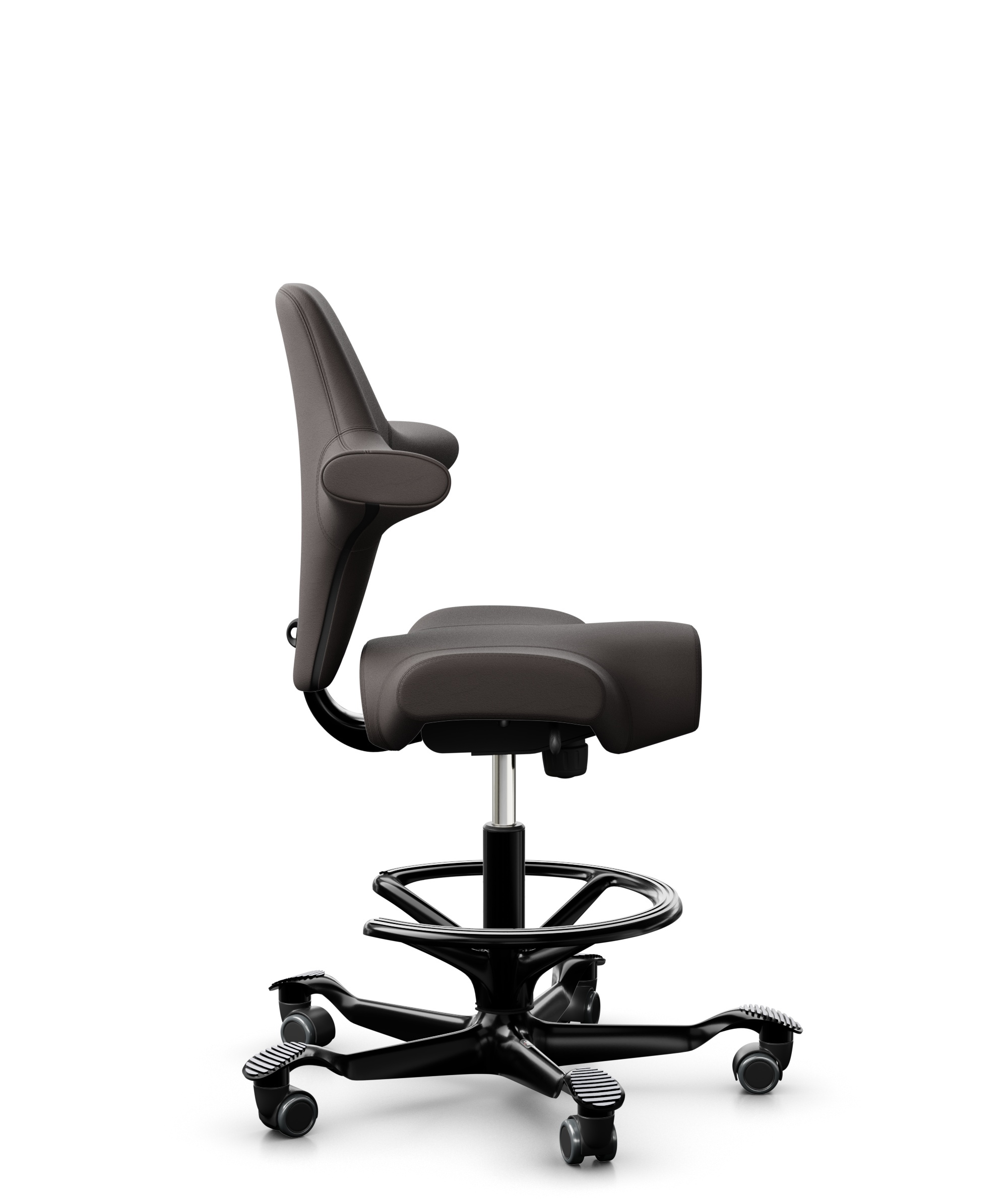 HÅG Capisco 8106 - Elmosoft (Elmo) - Semi-aniline Leder - EL93068 - Dark brown - Framekleur - Zwart - Gasveer - 265 mm (Zithoogte 53-79cm) - Vloercontact - Harde wielen t.b.v. zachte vloeren - Voetenring - Ja, in framekleur - Voetster - Nee, voetster i... - 1