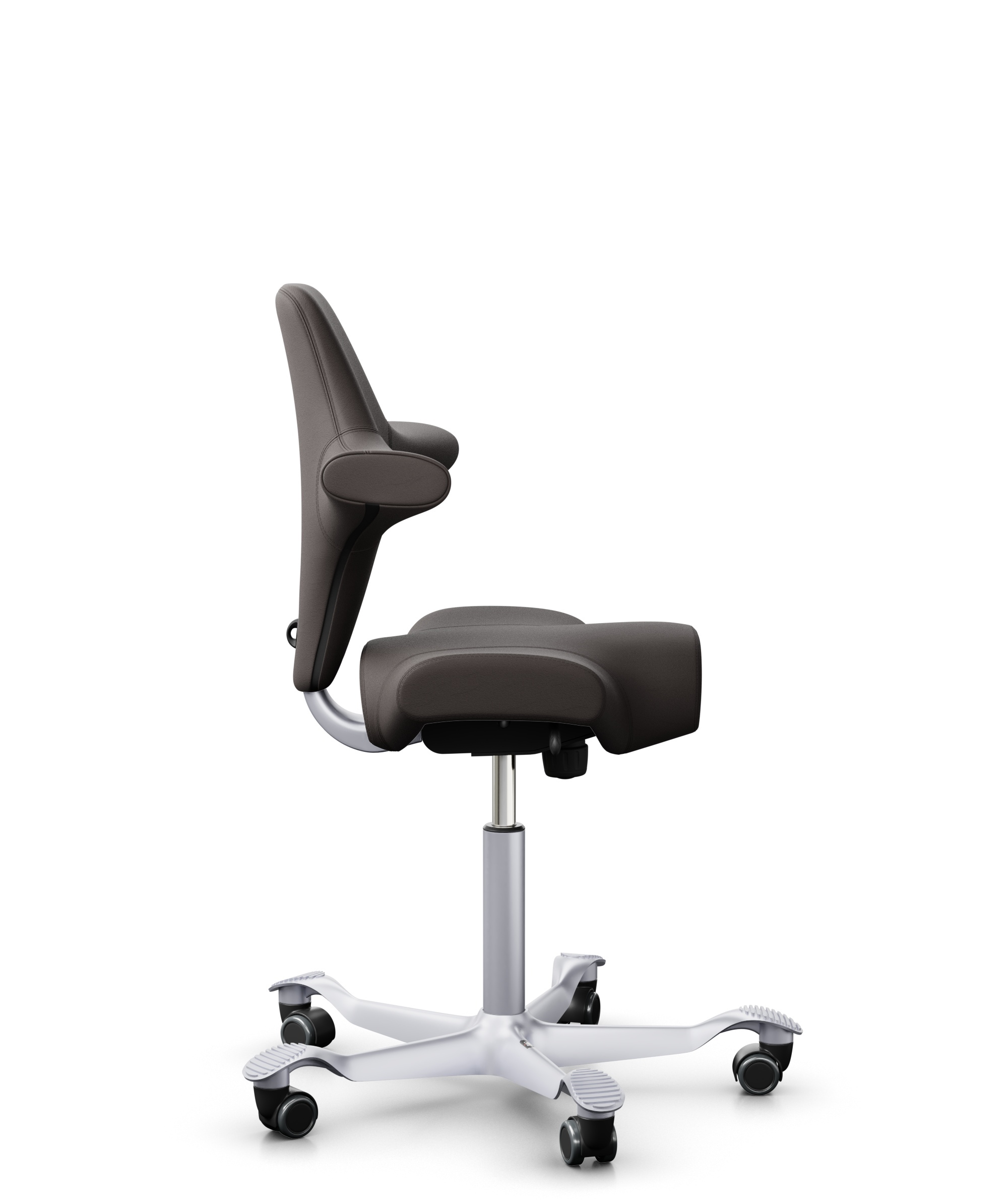HÅG Capisco 8106 - Elmosoft (Elmo) - Semi-aniline Leder - EL93068 - Dark brown - Framekleur - Zilver - Gasveer - 265 mm (Zithoogte 53-79cm) - Vloercontact - Harde wielen t.b.v. zachte vloeren - Voetenring - Nee, geen voetenring - Voetster - Nee, voetst... - 1