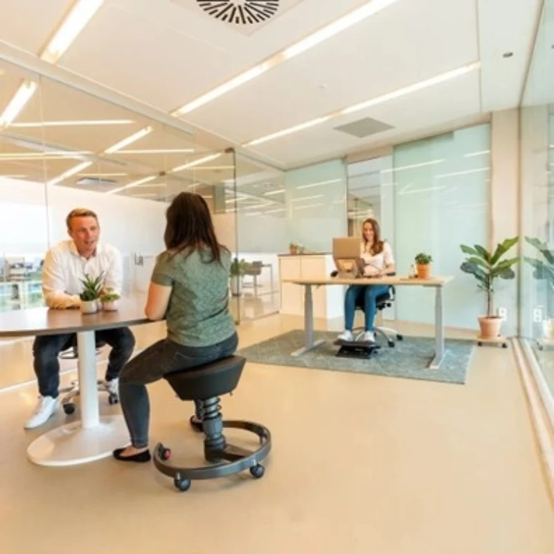 Welche ergonomische Sitzhocker eignen sich bei Rückenschmerzen?