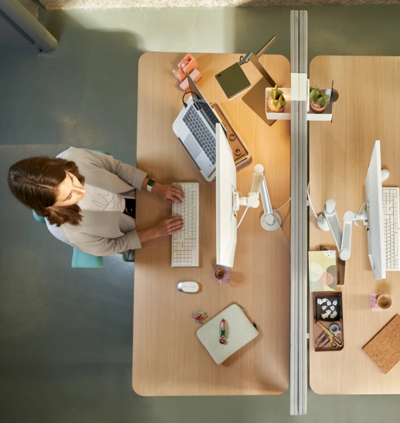 Beste kleine zit-sta bureau