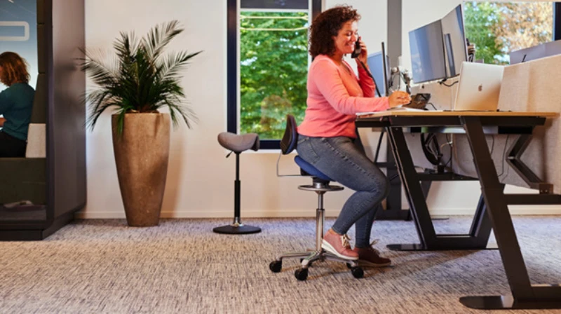 Tips voor aangepaste bureaustoel bij hernia: waar moet je op letten?
