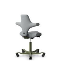 HÅG Capisco 8106 - Select (Gabriel) - Laine / Polyamide - SC60131 - Light ash grey - Moss Grey - 265 mm (hauteur d’assise 53–79 cm) - Roues dures pour sols souples