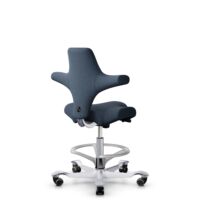 HÅG Capisco 8106 - Capture (Gabriel) - Wol / Polyamide - CPT6001 - Dark blue - Framekleur - Zilver - Gasveer - 265 mm (Zithoogte 53-79cm) - Vloercontact - Harde wielen t.b.v. zachte vloeren - Voetenring - Ja, in framekleur - Voetster - Nee, voetster in...
