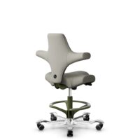 HÅG Capisco 8106 - Steelcut Trio 3 (Kvadrat) - Laine / Polyamide - STT253 - Beige-grey - Moss Grey - 200 mm (hauteur d’assise 46–64 cm) - Roues dures pour sols souples