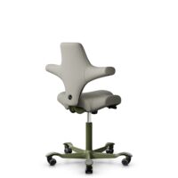 HÅG Capisco 8106 - Steelcut Trio 3 (Kvadrat) - Laine / Polyamide - STT253 - Beige-grey - Moss Grey - 200 mm (hauteur d’assise 46–64 cm) - Roues souples pour sols durs