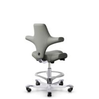 HÅG Capisco 8106 - Paloma Soft (Wollsdorf) - Semi-Anilinleder - ATG55115 - Warm grey - Silber - 200 mm (Sitzhöhe 46-64cm) - Weiche Rollen für harte Böden
