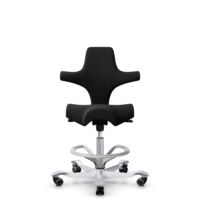 HÅG Capisco 8106 - Xtreme (Camira) - Recyceltes Polyester - EXR009 - Black - Silber - 200 mm (Sitzhöhe 46-64cm) - Harte Rollen für weiche Böden