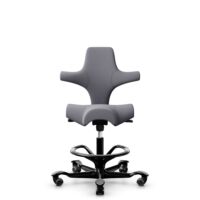 HÅG Capisco 8106 - Xtreme (Camira) - Polyester recyclé - EXR081 - Grey - Noir - 200 mm (hauteur d’assise 46–64 cm) - Roues dures pour sols souples