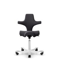 HÅG Capisco 8106 - Xtreme (Camira) - Poliéster reciclado - EXR145 - Charcoal - White - 150mm (seat height 40–55cm) - Hard castors for soft floors