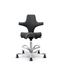 HÅG Capisco 8106 - Select (Gabriel) - Laine / Polyamide - SC60134 Dark Grey - Argent - 200 mm (hauteur d’assise 46–64 cm) - Patins