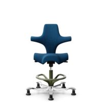 HÅG Capisco 8106 - Select (Gabriel) - Wol / Polyamide - SC66071 - Navy blue - Framekleur - Moss Grey - Gasveer - 265 mm (Zithoogte 53-79cm) - Vloercontact - Glijdoppen - Voetenring - Ja, in framekleur - Voetster - Ja, voetster in gepolijst aluminium