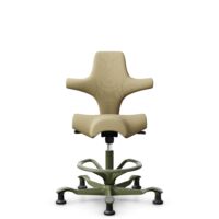 HÅG Capisco 8106 - Select (Gabriel) - Wol / Polyamide - SC62097 - Light ochre - Framekleur - Moss Grey - Gasveer - 200 mm (Zithoogte 46-64cm) - Vloercontact - Glijdoppen - Voetenring - Ja, in framekleur - Voetster - Nee, voetster in framekleur