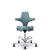 HÅG Capisco 8106 - Select (Gabriel) - Wol / Polyamide - SC67098 - Glacier blue - Framekleur - Zilver - Gasveer - 200 mm (Zithoogte 46-64cm) - Vloercontact - Glijdoppen - Voetenring - Ja, in framekleur - Voetster - Nee, voetster in framekleur