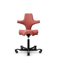 HÅG Capisco 8106 - Oceanic (Camira) - Gerecycled Polyester - OCI012 - Orange-red - Framekleur - Zwart - Gasveer - 150 mm (Zithoogte 40-55cm) - Vloercontact - Harde wielen t.b.v. zachte vloeren - Voetenring - Nee, geen voetenring - Voetster - Nee, voets...
