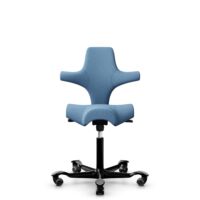 HÅG Capisco 8106 - Oceanic (Camira) - Polyester recyclé - OCI011 - Light blue - Noir - 150 mm (hauteur d’assise 40–55 cm) - Roues souples pour sols durs