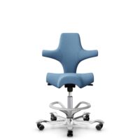HÅG Capisco 8106 - Oceanic (Camira) - Polyester recyclé - OCI011 - Light blue - Argent - 200 mm (hauteur d’assise 46–64 cm) - Roues dures pour sols souples