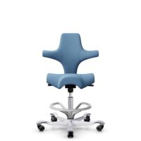 HÅG Capisco 8106 - Oceanic (Camira) - Polyester recyclé - OCI011 - Light blue - Argent - 200 mm (hauteur d’assise 46–64 cm) - Roues souples pour sols durs