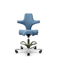 HÅG Capisco 8106 - Oceanic (Camira) - Polyester recyclé - OCI011 - Light blue - Moss Grey - 265 mm (hauteur d’assise 53–79 cm) - Roues dures pour sols souples