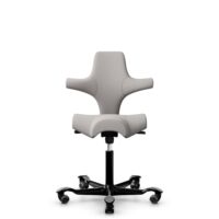 HÅG Capisco 8106 - Oceanic (Camira) - Polyester recyclé - OCI014 - Light beige - Noir - 150 mm (hauteur d’assise 40–55 cm) - Roues souples pour sols durs