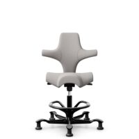 HÅG Capisco 8106 - Oceanic (Camira) - Recyceltes Polyesters - OCI014 - Light beige - Schwarz - 200 mm (Sitzhöhe 46-64cm) - Bodengleiter