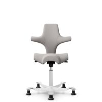 HÅG Capisco 8106 - Oceanic (Camira) - Gerecycled Polyester - OCI014 - Light beige - Framekleur - Wit - Gasveer - 200 mm (Zithoogte 46-64cm) - Vloercontact - Glijdoppen - Voetenring - Nee, geen voetenring - Voetster - Nee, voetster in framekleur