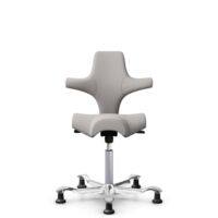 HÅG Capisco 8106 - Oceanic (Camira) - Polyester recyclé - OCI014 - Light beige - Argent - 265 mm (hauteur d’assise 53–79 cm) - Patins