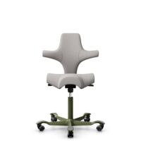HÅG Capisco 8106 - Oceanic (Camira) - Gerecycled Polyester - OCI014 - Light beige - Framekleur - Moss Grey - Gasveer - 200 mm (Zithoogte 46-64cm) - Vloercontact - Harde wielen t.b.v. zachte vloeren - Voetenring - Nee, geen voetenring - Voetster - Nee, ...