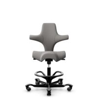 HÅG Capisco 8106 - Oceanic (Camira) - Recyceltes Polyester - OCI008 - Warm grey - Schwarz - 265 mm (Sitzhöhe 53-79cm) - Harte Rollen für weiche Böden