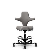 HÅG Capisco 8106 - Oceanic (Camira) - Gerecycled Polyester - OCI008 - Warm grey - Framekleur - Zwart - Gasveer - 265 mm (Zithoogte 53-79cm) - Vloercontact - Glijdoppen - Voetenring - Ja, in framekleur - Voetster - Nee, voetster in framekleur