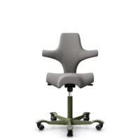 HÅG Capisco 8106 - Oceanic (Camira) - Polyester recyclé - OCI008 - Warm grey - Moss Grey - 150 mm (hauteur d’assise 40–55 cm) - Roues souples pour sols durs