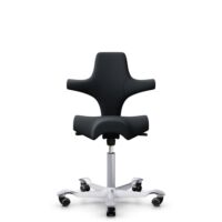 HÅG Capisco 8106 - Oceanic (Camira) - Recyceltes Polyesters - OCI001 - Black - Silber - 200 mm (Sitzhöhe 46-64cm) - Harte Rollen für weiche Böden