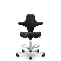 HÅG Capisco 8106 - Oceanic (Camira) - Gerecycled Polyester - OCI001 - Black - Framekleur - Zilver - Gasveer - 200 mm (Zithoogte 46-64cm) - Vloercontact - Zachte wielen t.b.v. harde vloeren - Voetenring - Ja, in framekleur - Voetster - Nee, voetster in ...