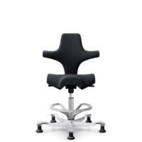 HÅG Capisco 8106 - Oceanic (Camira) - Polyester recyclé - OCI001 - Black - Argent - 265 mm (hauteur d’assise 53–79 cm) - Patins