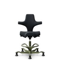 HÅG Capisco 8106 - Oceanic (Camira) - Gerecycled Polyester - OCI001 - Black - Framekleur - Moss Grey - Gasveer - 200 mm (Zithoogte 46-64cm) - Vloercontact - Glijdoppen - Voetenring - Ja, in framekleur - Voetster - Nee, voetster in framekleur