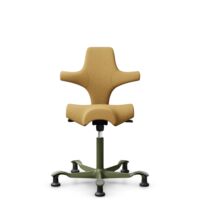 HÅG Capisco 8106 - Sirdal (GU) - Wol - SRD320 - Ochre - Framekleur - Moss Grey - Gasveer - 200 mm (Zithoogte 46-64cm) - Vloercontact - Glijdoppen - Voetenring - Nee, geen voetenring - Voetster - Nee, voetster in framekleur