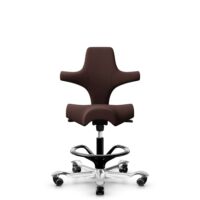 HÅG Capisco 8106 - Sirdal (GU) - Wolle - SRD480 - Chestnut - Schwarz - 265 mm (Sitzhöhe 53-79cm) - Harte Rollen für weiche Böden