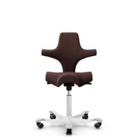 HÅG Capisco 8106 - Sirdal (GU) - Laine - SRD480 - Chestnut - Blanc - 200 mm (hauteur d’assise 46–64 cm) - Roues dures pour sols souples