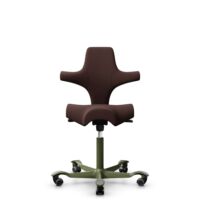 HÅG Capisco 8106 - Sirdal (GU) - Laine - SRD480 - Chestnut - Moss Grey - 150 mm (hauteur d’assise 40–55 cm) - Roues dures pour sols souples