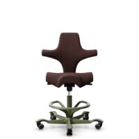 HÅG Capisco 8106 - Sirdal (GU) - Wol - SRD480 - Chestnut - Framekleur - Moss Grey - Gasveer - 200 mm (Zithoogte 46-64cm) - Vloercontact - Harde wielen t.b.v. zachte vloeren - Voetenring - Ja, in framekleur - Voetster - Nee, voetster in framekleur