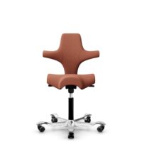 HÅG Capisco 8106 - Sirdal (GU) - Wolle - SRD630 - Brick red - Schwarz - 265 mm (Sitzhöhe 53-79cm) - Weiche Rollen für harte Böden