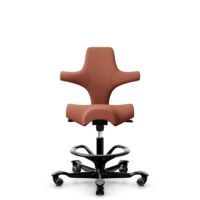 HÅG Capisco 8106 - Sirdal (GU) - Lana - SRD630 - Brick red - Black - 265 mm (seat height 53-79cm) - Soft castors for hard floors