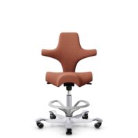 HÅG Capisco 8106 - Sirdal (GU) - Wolle - SRD630 - Brick red - Silber - 265 mm (Sitzhöhe 53-79cm) - Harte Rollen für weiche Böden