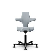 HÅG Capisco 8106 - Sirdal (GU) - Wol - SRD120 Light grey - Framekleur - Zwart - Gasveer - 200 mm (Zithoogte 46-64cm) - Vloercontact - Glijdoppen - Voetenring - Nee, geen voetenring - Voetster - Nee, voetster in framekleur