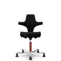 HÅG Capisco 8106 - Sirdal (GU) - Wol - SRD190 Black - Framekleur - Blush Rose - Gasveer - 150 mm (Zithoogte 40-55cm) - Vloercontact - Glijdoppen - Voetenring - Nee, geen voetenring - Voetster - Ja, voetster in gepolijst aluminium