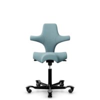 HÅG Capisco 8106 - Sirdal (GU) - Wol - SRD730 Blue - Framekleur - Zwart - Gasveer - 150 mm (Zithoogte 40-55cm) - Vloercontact - Zachte wielen t.b.v. harde vloeren - Voetenring - Nee, geen voetenring - Voetster - Nee, voetster in framekleur