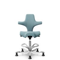 HÅG Capisco 8106 - Sirdal (GU) - Wol - SRD730 Blue - Framekleur - Zilver - Gasveer - 265 mm (Zithoogte 53-79cm) - Vloercontact - Glijdoppen - Voetenring - Ja, in framekleur - Voetster - Ja, voetster in gepolijst aluminium