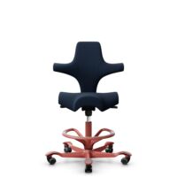 HÅG Capisco 8106 - Sirdal (GU) - Wol - SRD780 Dark blue - Framekleur - Blush Rose - Gasveer - 200 mm (Zithoogte 46-64cm) - Vloercontact - Harde wielen t.b.v. zachte vloeren - Voetenring - Ja, in framekleur - Voetster - Nee, voetster in framekleur
