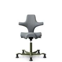 HÅG Capisco 8106 - Steelcut Trio 3 (Kvadrat) - Wol / Polyamide - STT153 - Grey - Framekleur - Moss Grey - Gasveer - 200 mm (Zithoogte 46-64cm) - Vloercontact - Glijdoppen - Voetenring - Nee, geen voetenring - Voetster - Nee, voetster in framekleur